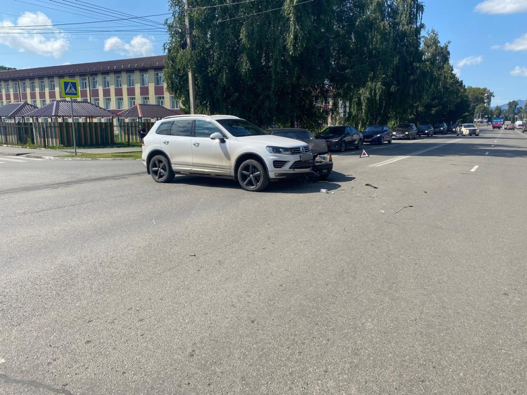 Volkswagen и «Лада» столкнулись в Горно-Алтайске. Отечественный автомобиль серьезно пострадал