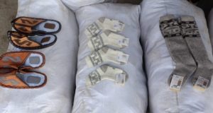Таможенники передали в интернат 1,4 тыс. носков и тапочек Алтайские таможенники передали в интернат 1,4 тыс. носков и тапочек