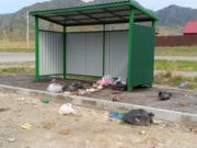 В Онгудайском районе автобусные остановки для детей превратили в мусорки