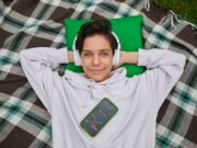 В пару к смартфонам в Республике Алтай покупают аксессуары