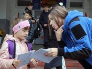Госавтоинспекторы и волнотеры рассказывают школьникам о правилах поведения на дорогах