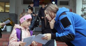 Госавтоинспекторы и волнотеры рассказывают школьникам о правилах поведения на дорогах