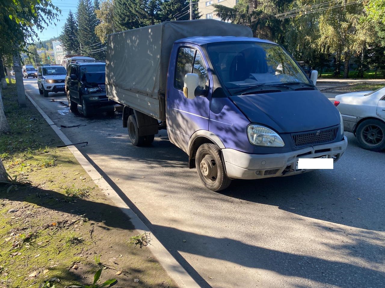 Внедорожник столкнулся с ГАЗелью в Горно-Алтайске, пострадали два человека