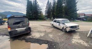 Honda и ВАЗ столкнулись в Манжероке по вине автоледи Honda и ВАЗ столкнулись в Манжероке по вине автоледи