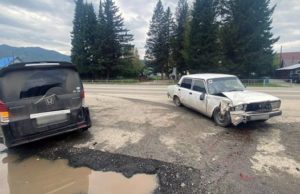 Honda и ВАЗ столкнулись в Манжероке по вине автоледи Honda и ВАЗ столкнулись в Манжероке по вине автоледи