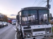 Грузовик столкнулся с автобусом в Горно-Алтайске Грузовик столкнулся с автобусом в Горно-Алтайске