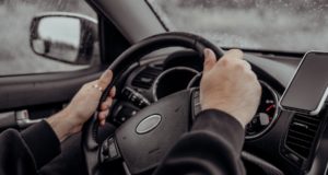 Дождливая осень: какой стиль вождения будет безопасен в непогоду