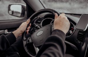 Дождливая осень: какой стиль вождения будет безопасен в непогоду