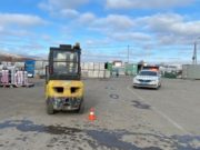 Погрузчик сбил девушку у строительного магазина в Карлушке Погрузчик сбил девушку у строительного магазина в Карлушке