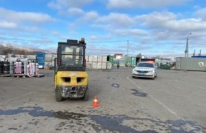 Погрузчик сбил девушку у строительного магазина в Карлушке Погрузчик сбил девушку у строительного магазина в Карлушке