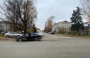 Тoyota и Mercedes столкнулись в Горно-Алтайске, пострадала женщина-водитель Тoyota и Mercedes столкнулись в Горно-Алтайске, пострадала женщина-водитель