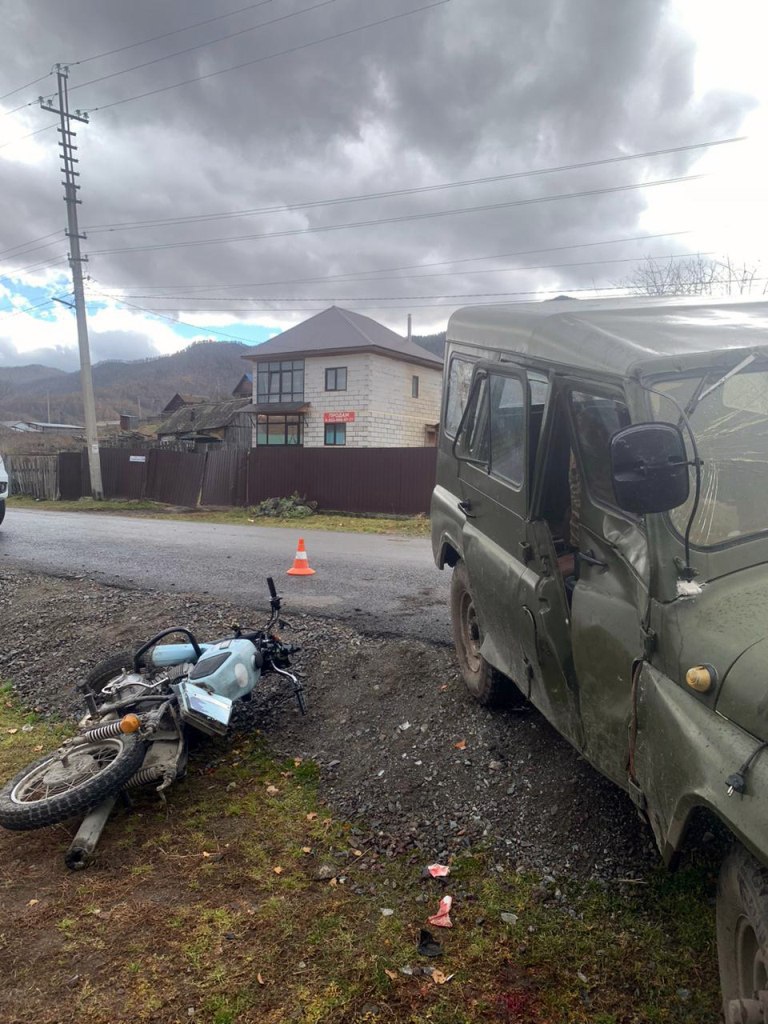 УАЗ столкнулся с мотоциклом в Онгудае, пострадали два человека  