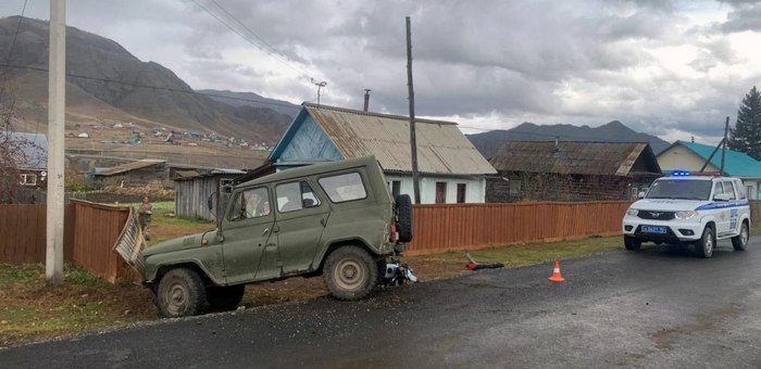 УАЗ столкнулся с мотоциклом в Онгудае, пострадали два человека