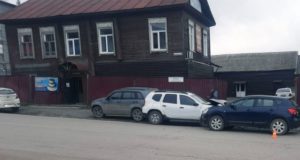 Пенсионер на «Ниссане» врезался в припаркованные машины в Горно-Алтайске