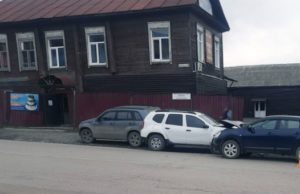 Пенсионер на «Ниссане» врезался в припаркованные машины в Горно-Алтайске Пенсионер на «Ниссане» врезался в припаркованные машины в Горно-Алтайске