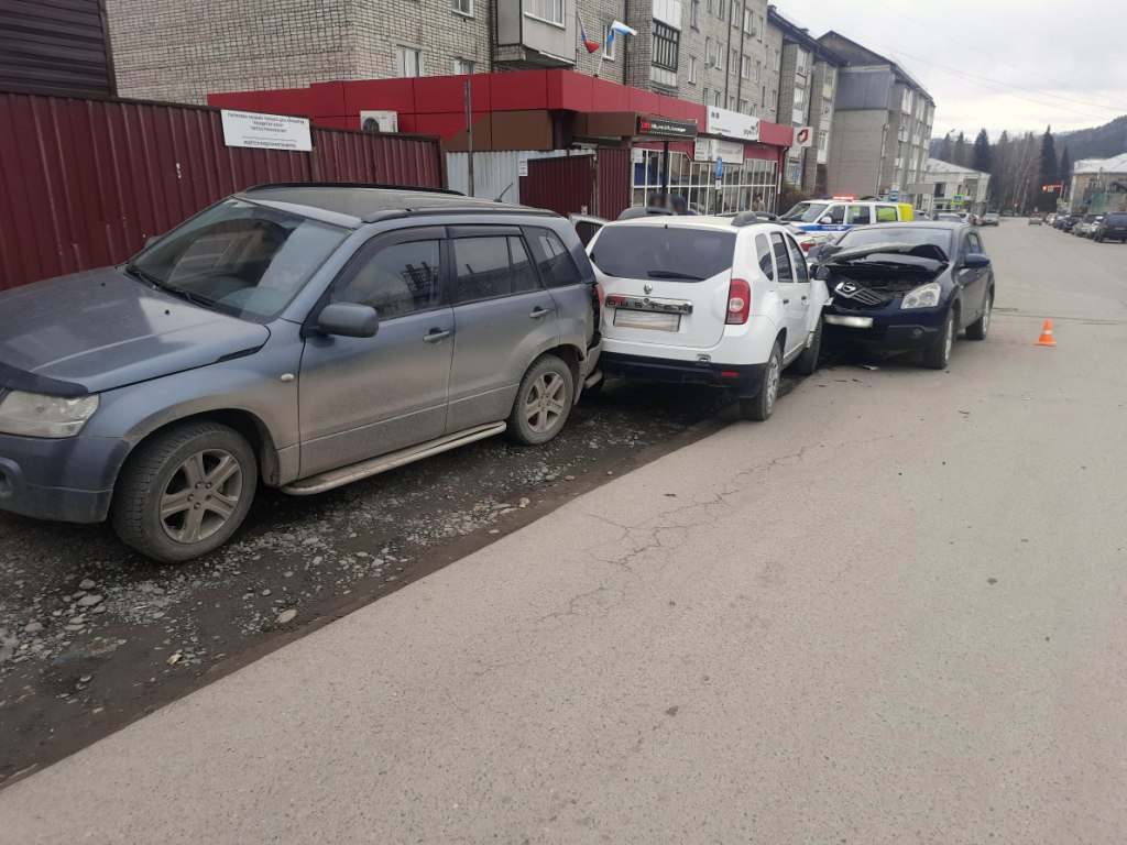Пенсионер на «Ниссане» врезался в припаркованные машины в Горно-Алтайске