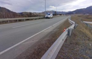 В Онгудае девушка на иномарке врезалась в металлическое ограждение В Онгудае девушка на иномарке врезалась в металлическое ограждение