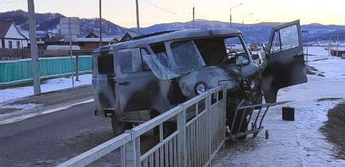 В Ябогане УАЗ влетел в дорожное ограждение, погиб водитель