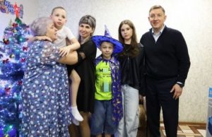 Андрей Турчак исполнил мечты детей с «Елки желаний»