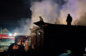 Крупный пожар произошел в жилом доме в Горно-Алтайске Крупный пожар произошел в жилом доме в Горно-Алтайске
