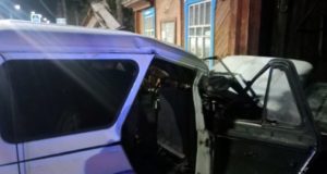 ДТП в Чемале: УАЗ влетел в частный дом