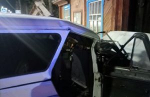 ДТП в Чемале: УАЗ влетел в частный дом ДТП в Чемале: УАЗ влетел в частный дом