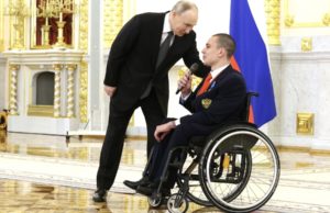 Президент вручил Роману Жданову в Кремле Орден Почета Президент вручил Роману Жданову в Кремле Орден Почета