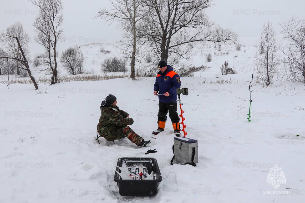 МЧС проводит рейды на снегоходах по местам зимней рыбалки 