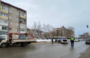 Легковушка столкнулась с грузовиком в Горно-Алтайске, пострадал один из водителей