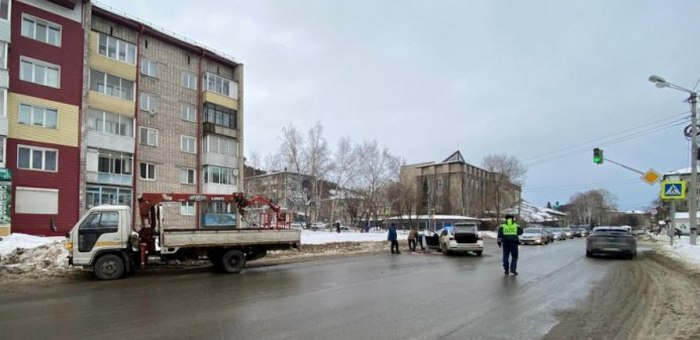 Легковушка столкнулась с грузовиком в Горно-Алтайске, пострадал один из водителей