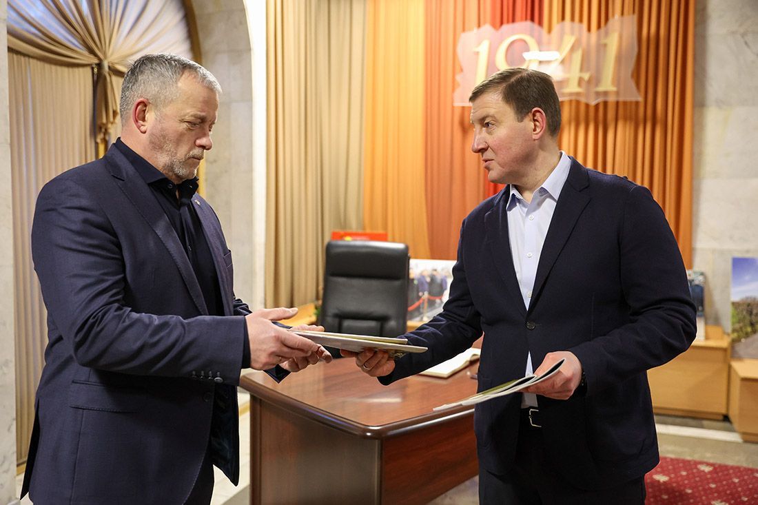 Андрей Турчак передал в Санкт-Петербург Книгу Памяти, созданную учениками школы № 7 