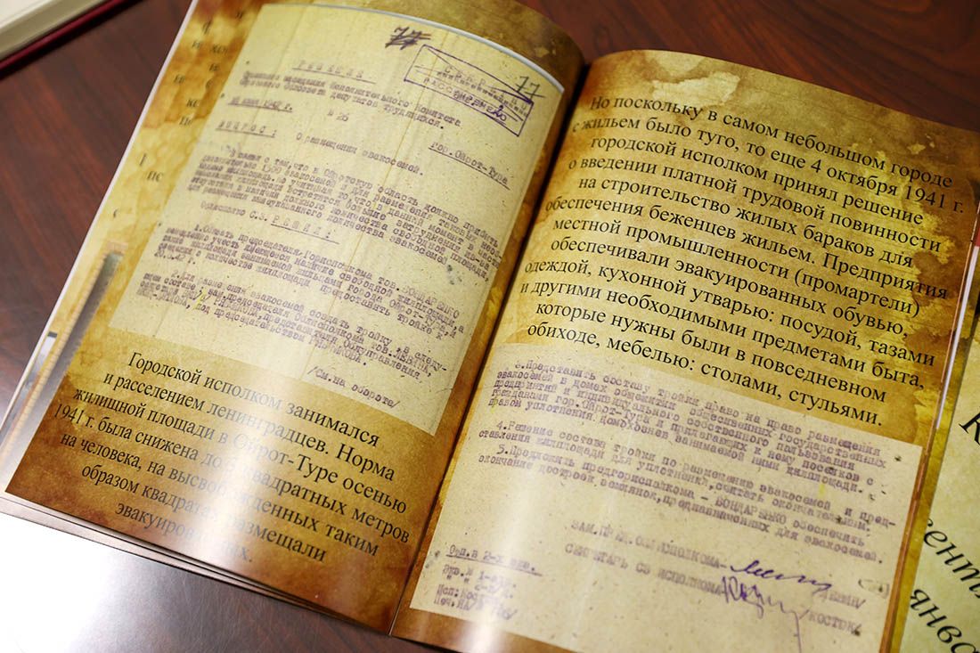 Андрей Турчак передал в Санкт-Петербург Книгу Памяти, созданную учениками школы № 7 