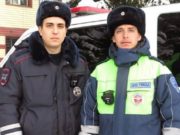 На Алтае инспекторы ДПС спасли женщину, которой стало плохо в дороге