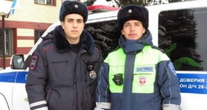 На Алтае инспекторы ДПС спасли женщину, которой стало плохо в дороге