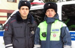 На Алтае инспекторы ДПС спасли женщину, которой стало плохо в дороге На Алтае инспекторы ДПС спасли женщину, которой стало плохо в дороге