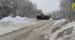 Последствия большого снегопада устраняют в Горно-Алтайске