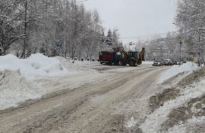 Последствия большого снегопада устраняют в Горно-Алтайске