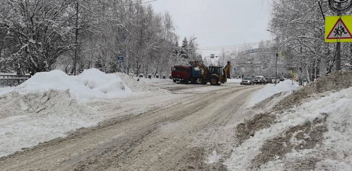 Последствия большого снегопада устраняют в Горно-Алтайске