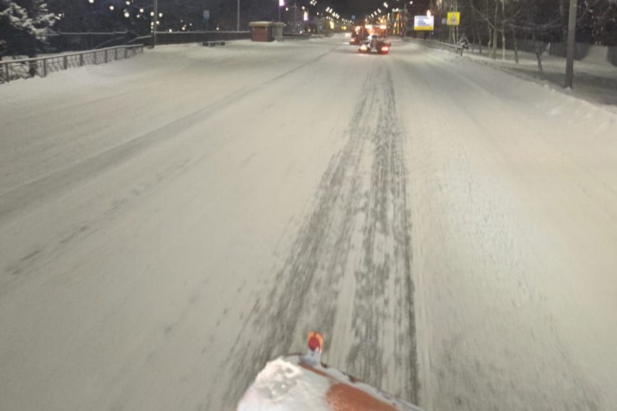 Последствия большого снегопада устраняют в Горно-Алтайске 