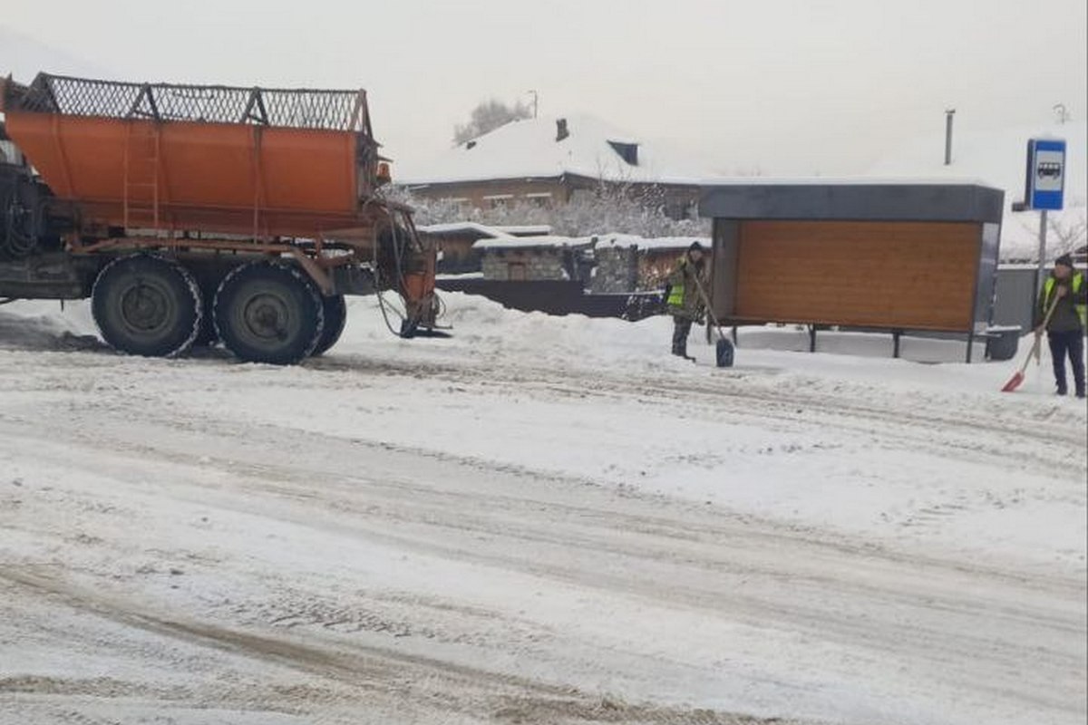 Последствия большого снегопада устраняют в Горно-Алтайске 
