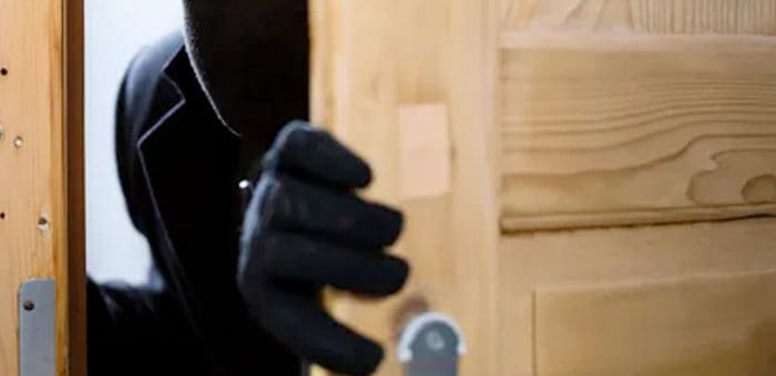 В Турочаке приятели забрались в чужой дом, чтобы погреться
