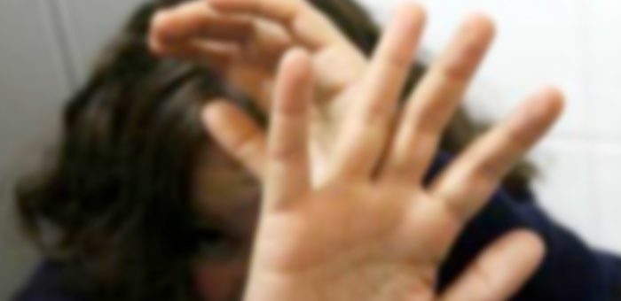 Мужчина в порыве ревности сломал сожительнице ребро
