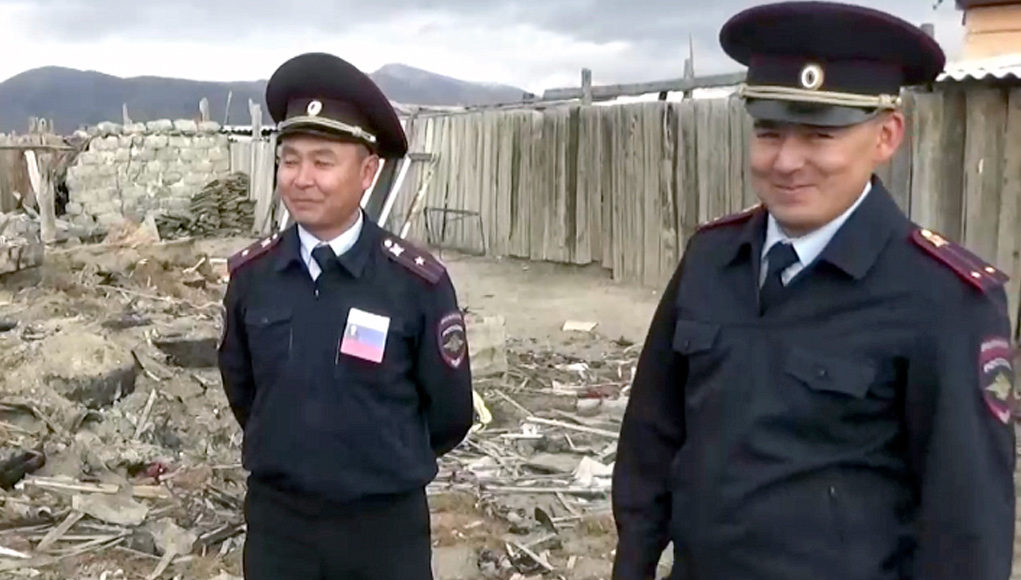 Кош-агачских полицейских наградили за спасение людей на пожаре