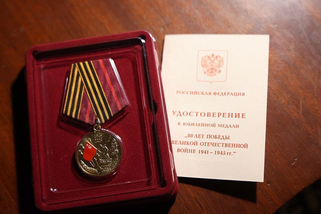 Андрей Турчак вручил ветерану медаль к 80-летию Победы