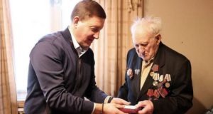 Андрей Турчак вручил ветерану медаль к 80-летию Победы