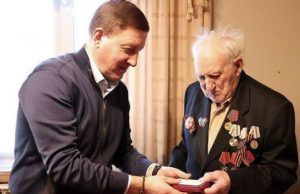 Андрей Турчак вручил ветерану медаль к 80-летию Победы Андрей Турчак вручил ветерану медаль к 80-летию Победы