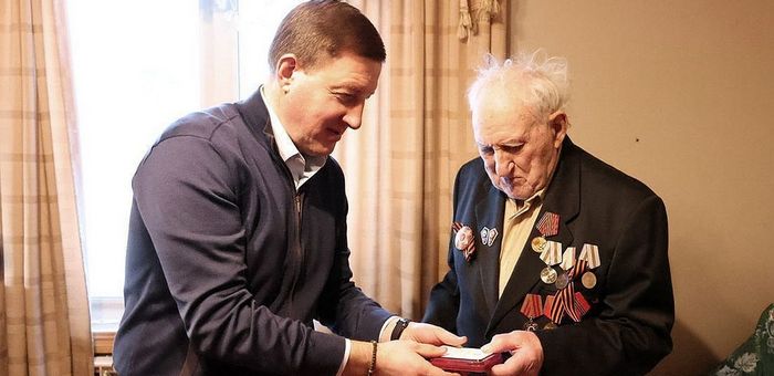 Андрей Турчак вручил ветерану медаль к 80-летию Победы
