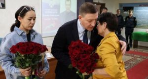 Андрей Турчак передал Орден Мужества супруге погибшего бойца