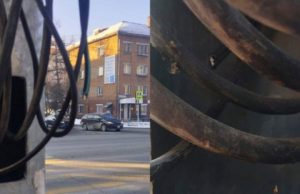 Хулиган сломал светофор в Горно-Алтайске, ущерб составил 80 тысяч Хулиган сломал светофор в Горно-Алтайске, ущерб составил 80 тысяч