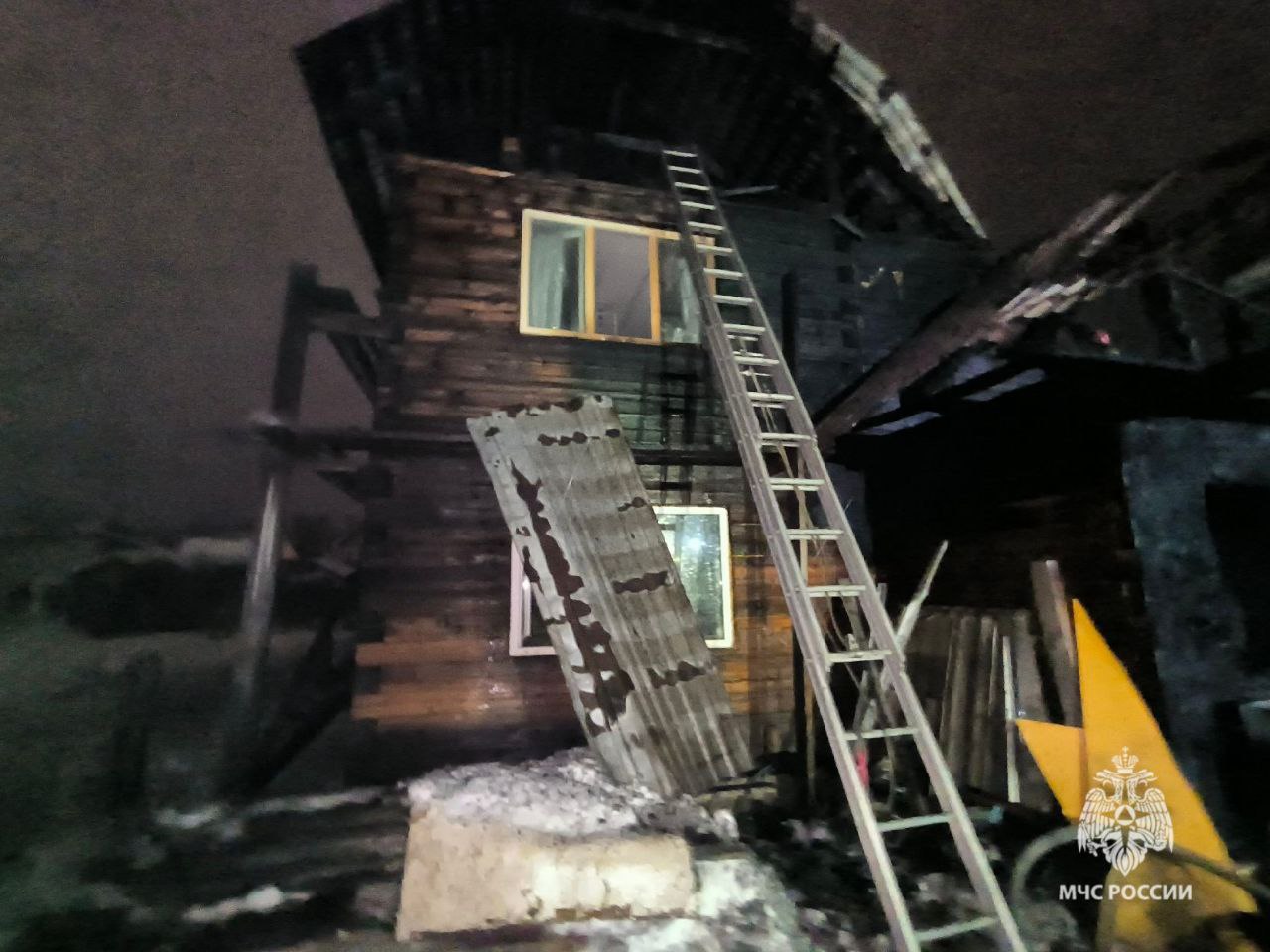Пожар в двухэтажном доме произошел в Горно-Алтайске 